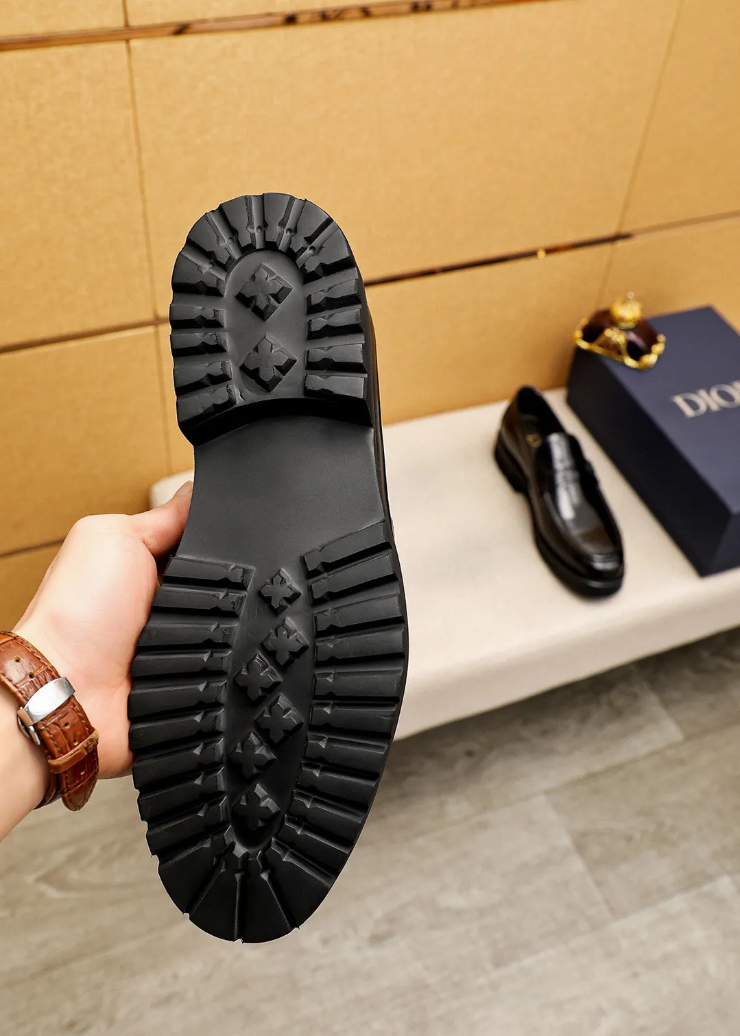 Men's shoes 💰460 💐 Product trademark: Dior "Dior" casual leather shoes Regular size: 39-44 (38.45🉑️customized) Product materials: Selected original open-edge beaded cowhide upper imported from Italy, imported water-dyed cowhide lining. Strong three-dimensional visual effect, foam outsole Color: 1⃣️color optional